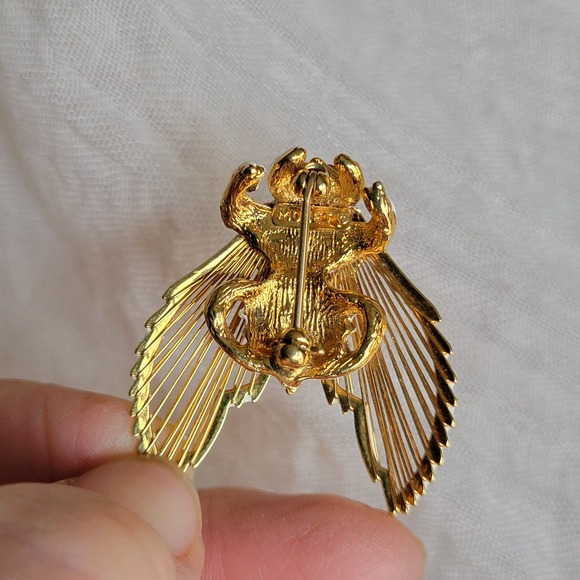 Vintage 70s-80s Monet Bee Spinnerets brooch white enamel wire wings novelty - Picture 7 of 9